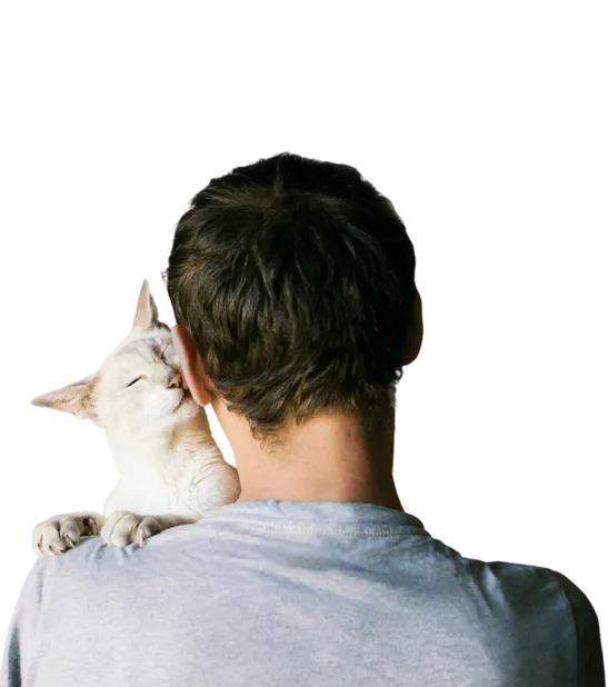 Chico con gato blanco en brazos